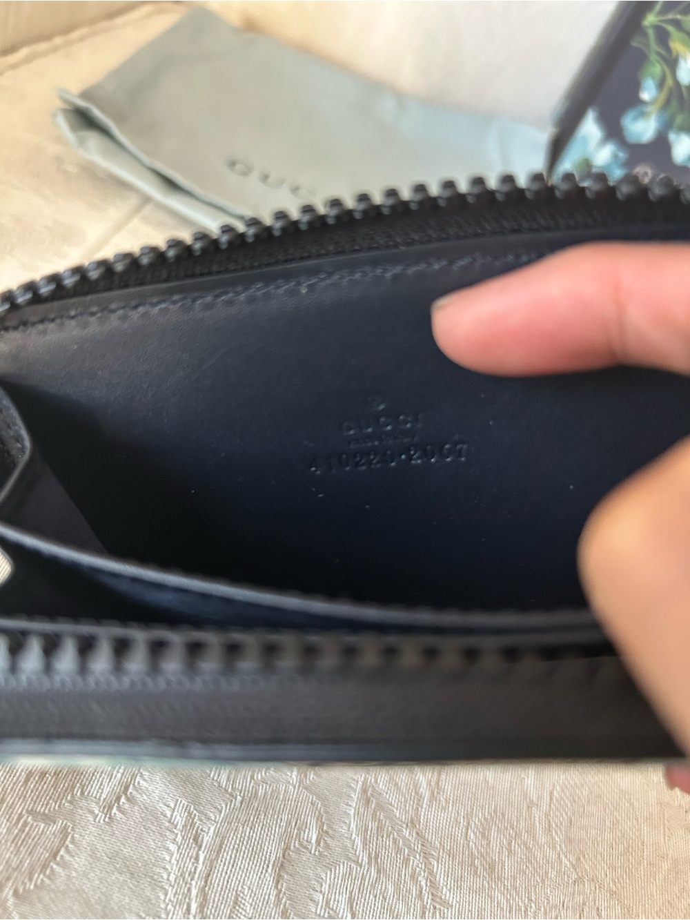 GUCCI GG Supreme Monogram Blooms Zip Around Card Case Wallet Beige Blue Navy - Picture 6 of 6